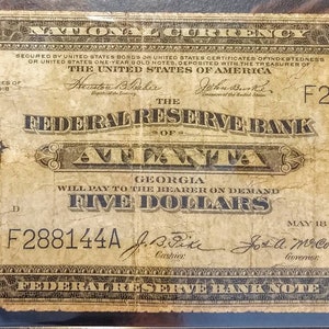 Puede incluir: Un billete antiguo de cinco dólares del Banco de la Reserva Federal de Atlanta, Georgia. El billete presenta un retrato de Abraham Lincoln y el texto "FIVE DOLLARS". El billete está fechado el 18 de mayo de 1914.