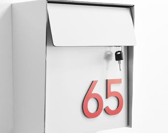 Modern Lockable White Wall Mount Mailbox with Custom Red Aluminum House Numbers – Type 1 EU