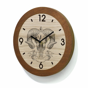 Runde Holzuhr – Lasergravur – Holzuhr – minimalistische Holzkunst – moderne Wandhalterung – Uhr mit Tiermotiv – Widder-Tierschädel – Hörner
