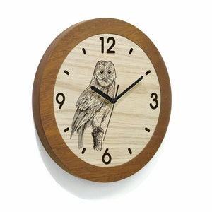 Runde Holzuhr - Laser Gravur - Einfache Massivholz Uhr - Minimalistische Holzkunst - Moderne Wandhalterung - Tiermotiv Uhr - Eulenliebhaber