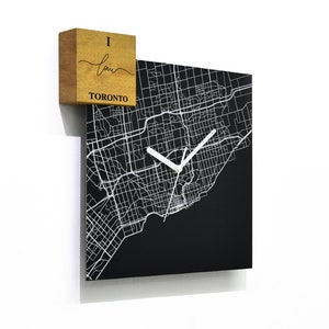 Horloge murale carrée moderne en aluminium noir - Gravure laser à fibre optique - Design moderne - Carte routière de Toronto - Canada - Cadeau personnalisé - Plan de la ville