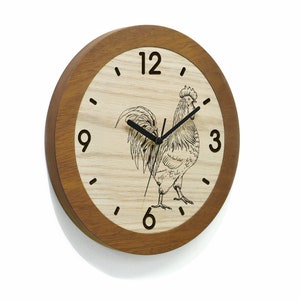 Runde Holzuhr - Laser graviert - Minimalistische Holzkunst - Wandhalterung - Tiermotiv Uhr - Hahn - Scheune - Bauernhaus - Landhaus