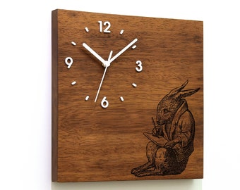Massivholz-Wanduhr – Alice White Rabbit – Holz mit Lasergravur – massives Irokoholz – afrikanisches Teakholz – Wanduhr