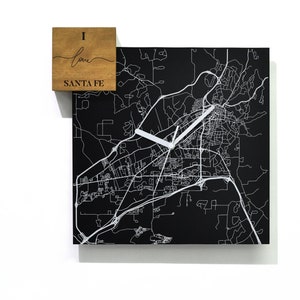 Reloj de pared cuadrado moderno de aluminio negro - Grabado con láser de fibra - Diseño moderno simple - Me encanta Santa Fe - Idea de regalo personalizada - Mapa de la ciudad