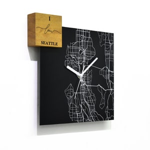 Reloj de pared de aluminio negro cuadrado moderno - Grabado con láser de fibra - Diseño minimalista - Me encanta Seattle - Arte de la pared del mapa de la ciudad - EE. UU. - Regalo en movimiento