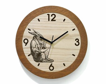 Runde Holzuhr – Lasergravur – Massivholzuhr – Kinderzimmer – Wandhalterung – Alice-Uhr – Wunderland – Weißes Kaninchen – Kinderzimmer