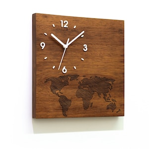 Reloj de pared de madera maciza - Mapa del mundo - Grabado con láser de madera - Iroko de madera maciza - Teca africana - Reloj contemporáneo montado en la pared