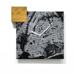Reloj de pared cuadrado moderno de aluminio negro - Grabado láser de fibra - Diseño simple y moderno - Mapa de la ciudad de Nueva York - Diseño de arte de pared de Estados Unidos