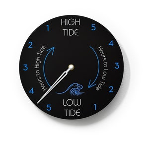 Könnte beinhalten: Eine schwarze, kreisförmige Gezeitenuhr mit einem weißen Zeiger, der auf die Zahl 4 zeigt. Das Zifferblatt der Uhr hat weiße Zahlen von 1 bis 5 und die Wörter "HIGH TIDE" und "LOW TIDE" in Weiß. Die Wörter "Hours to High Tide" und "Hours to Low Tide" sind in Blau um das Zifferblatt der Uhr geschrieben.