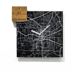 Reloj de pared de aluminio negro cuadrado moderno - Grabado láser de fibra - Diseño moderno - Mapa de calles de Tallahassee - Mapa de la ciudad de Florida - Grabado de logotipo