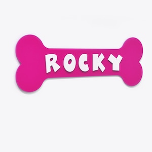 Hundeknochen Namensschild, rosa Acryl mit weißen Acrylbuchstaben, personalisiertes Hundenamenschild, Haustierschild, Hundehausschild