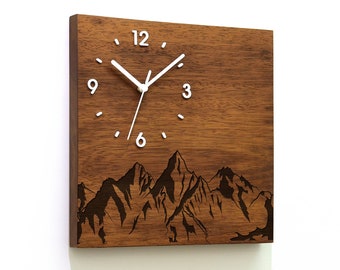 Väggklocka i massivt trä - Berg - Lasergraverad trä - Massivt Iroko-trä - Modern väggmonterad träklocka - Dekor i bergsstuga