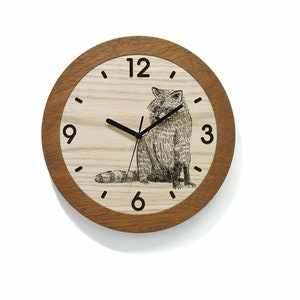 Runde Holzuhr – Lasergravur – Massivholzuhr – minimalistische Holzkunst – moderne Wandhalterung – Uhr mit Tiermotiv – Waschbärenliebhaber