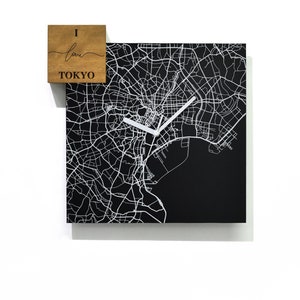 Horloge murale carrée moderne en aluminium noir - Gravure laser à fibre optique - Design moderne - Carte routière de Tokyo - Japon - Décoration murale de bureau - Illustrations de carte