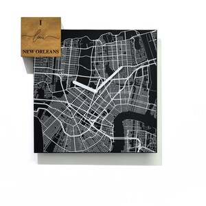 Reloj de pared de aluminio negro cuadrado moderno - grabado con láser - montaje en pared - Me encanta Nueva Orleans - Mapa de la ciudad - Viaje por carretera - Decoración de viaje minimalista