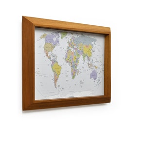 Weltkarte im Holzrahmen - Moderner Holzrahmen aus Afrikanischem Teak Iroko Holz - Weltreisekarte - Pin Map - Weltkarte Wandkunst Dekor