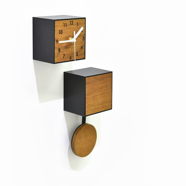 Moderne zweistöckige Stadtuhr aus Holz – Pendelwanduhr – Massivholz Iroko – minimalistische Kunst, zeitgenössische Deko – personalisierte Gravur