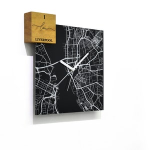Reloj de pared de aluminio negro cuadrado moderno - Grabado con láser - Montaje en pared - Me encanta Liverpool - Inglaterra Mapa de la ciudad británica del Reino Unido - Viaje por carretera - Viajes