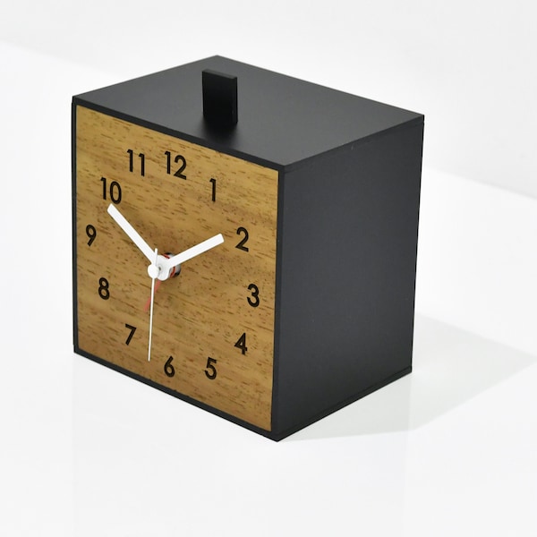 Moderner Wecker – Massivholz quadratisch – analoge geräuschlose Uhr ohne Ticken – Tisch-/Nachttischuhr – anpassbare Uhr – minimalistische Kunst