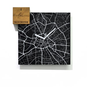Reloj de pared de aluminio negro cuadrado moderno - Grabado con láser - Montaje en pared - Me encanta Manchester - EE. UU. - Mapa de carreteras de la ciudad - Viaje por carretera - Recuerdo de viaje