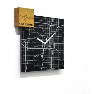 Reloj de pared de aluminio negro cuadrado moderno - Grabado con láser - Arte de montaje en pared - Me encanta Oklahoma - Okie - Mapa de la ciudad - Viaje por carretera - Decoración minimalista