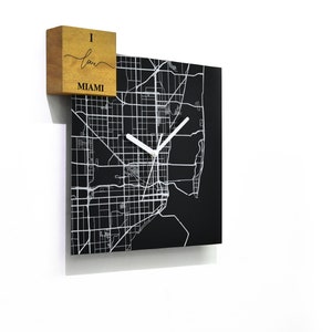 Reloj de pared de aluminio negro cuadrado moderno - Grabado con láser - Montaje en pared - Me encanta Miami - Florida - Mapa de carreteras de la ciudad - Viaje por carretera - Recuerdo de viaje