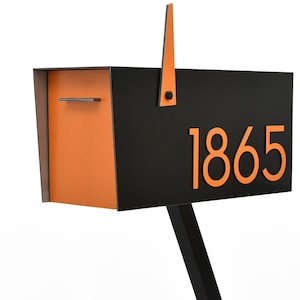 Zeitgenössische Post Mounted Mailbox - Aluminium Schwarz Körper und Aluminium Orange Tür, Zahlen und Flagge - Modernes Design - Kundenspezifische Mailbox - Typ 4