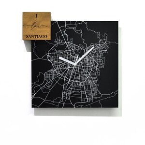 Reloj de pared de aluminio negro cuadrado moderno - Grabado con láser de fibra - Diseño minimalista - Me encanta Santiago - Arte de la pared del mapa de la ciudad - Idea de regalo en movimiento