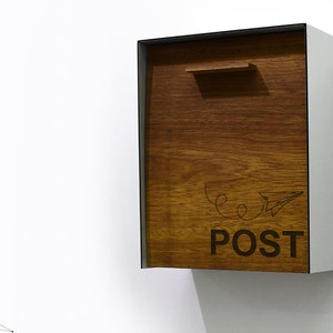 Cassetta postale con frontale in legno massello di Iroko - Corpo in alluminio color argento spazzolato - Aeroplano di carta inciso al laser personalizzato - Cassetta postale a parete, Mailnest Style 2