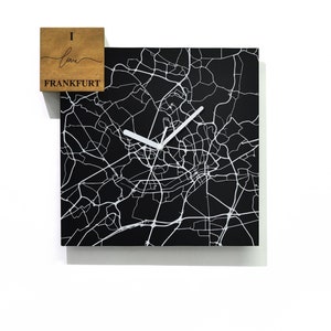 Reloj de pared de aluminio negro cuadrado moderno - grabado con láser - montaje en pared - Me encanta Frankfurt - Alemania - Mapa de la ciudad - Regalo en movimiento - Arte minimalista