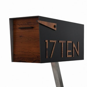 Boîte aux lettres contemporaine sur poteau, corps noir en aluminium et porte et chiffres en aluminium chêne rouge, design moderne, nid d'art personnalisé de type 4