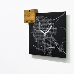 Reloj de pared de aluminio negro cuadrado moderno - Grabado con láser - Montaje en pared - Me encanta Las Vegas - Arte del mapa de la ciudad - Viaje por carretera - Decoración de viajes - Oficina
