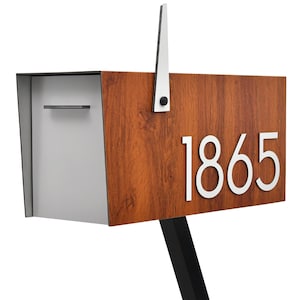Boîte aux lettres contemporaine sur poteau - Corps en chêne rouge en aluminium et numéros de porte et drapeau en aluminium blanc - Design moderne - Boîte aux lettres personnalisée - Type 4