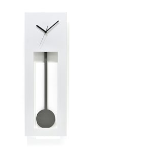 Peut inclure: Une horloge murale blanche moderne avec un cadre rectangulaire. L'horloge présente des aiguilles noires et un pendule avec un poids circulaire gris foncé. Le design de l'horloge est minimaliste et contemporain, adapté à la décoration intérieure.