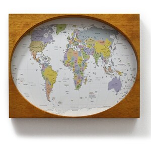 Carte du monde dans un cadre en bois - cadre en bois moderne fabriqué avec du bois d'iroko teck africain - carte du monde du monde - carte des épingles - art mural carte du monde - ovale