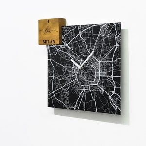 Reloj de pared cuadrado moderno de aluminio negro - Grabado con láser - Montaje en pared - Me encanta Milán - Italia - Mapa de carreteras de la ciudad - Viaje por carretera - Recuerdo de viaje