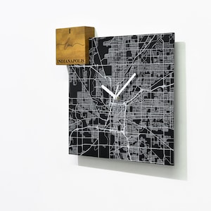 Reloj de pared de aluminio negro cuadrado moderno - grabado con láser - montaje en pared - Me encanta Indianápolis - Mapa de la calle de la ciudad - Regalo en movimiento - Arte minimalista