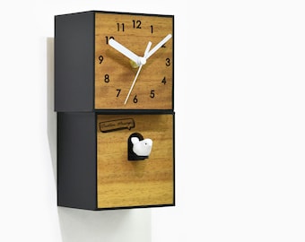 Nowoczesny zegar z kukułką - lite drewno - drewniany zegar ścienny/stołowy - minimalistyczna sztuka ścienna - grawerowany laserowo - dwupiętrowy budynek miasta - spersonalizowana wiadomość