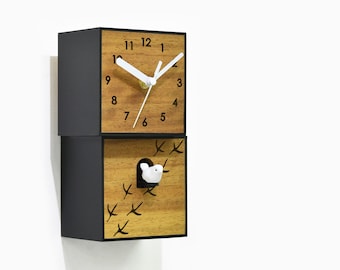 Nowoczesny zegar z kukułką - lite drewno - drewniany zegar ścienny/stołowy - współczesna sztuka - minimalistyczny wystrój - dwupiętrowe miasto - logo - ślady stóp