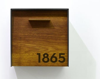 Boîte aux lettres avec façade en bois, bois d'iroko massif, corps en aluminium gris métallisé, numéro de maison, gravure laser personnalisée, fixation murale, style natte de courrier 1
