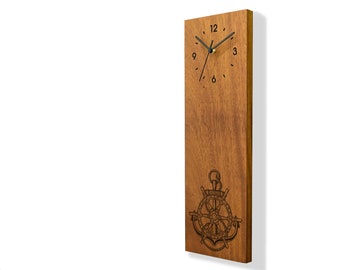 Reloj de pared de madera moderno - Reloj vertical de pared y mesa - Madera de Iroko grabada con láser - Decoración costera - Hogar costero - Rueda de barco náutico
