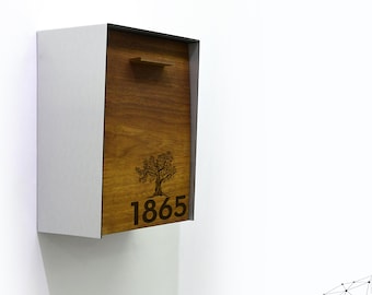 Brevlåda med massivt irokoträ - Kropp i borstad silverfärgad aluminium - Olivträd - Lasergraverat efternamn, Väggmonterad - Mailnest Style 2