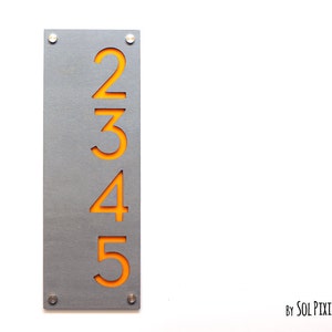 Numeri civici moderni - Cemento con acrilico giallo arancione - Verticale - Indirizzo di casa contemporaneo - Targa - Numero della porta - Camera d'albergo