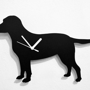 Puede incluir: Silueta negra de un perro Labrador Retriever con manecillas de reloj blancas sobre un fondo blanco.