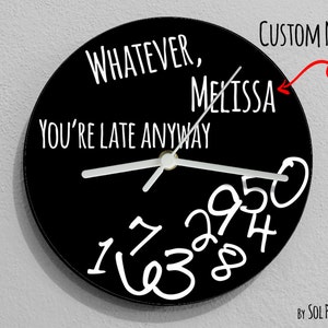 Pode incluir: Relógio preto com números e ponteiros brancos. O mostrador do relógio diz "Whatever, [Name] You're Late Anyway".