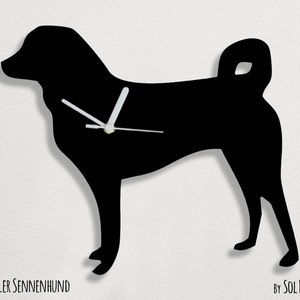 Könnte beinhalten: Schwarze Silhouette eines Appenzeller Sennenhunds, die als Zifferblatt einer Uhr verwendet wird. Die Zeiger der Uhr sind weiß. Der Text "Appenzeller Sennenhund" und "By Sol Pixie Dust" befindet sich am unteren Rand des Bildes.