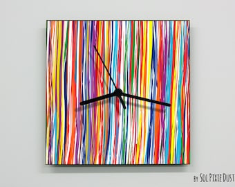 Horloge colorée de mur de modèle de bandes