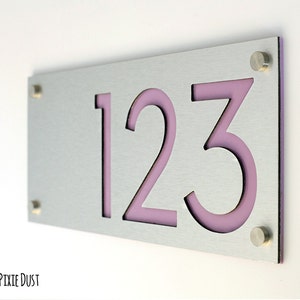 Moderne Hausnummern, Alucobond mit lila Acryl – zeitgenössische Hausadresse – Schild – Türnummer