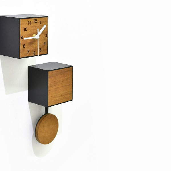 Horloge moderne à deux étages de ville de boîte en bois - horloge murale de pendule - Iroko en bois massif - déco contemporaine minimaliste d'art - gravure personnalisée