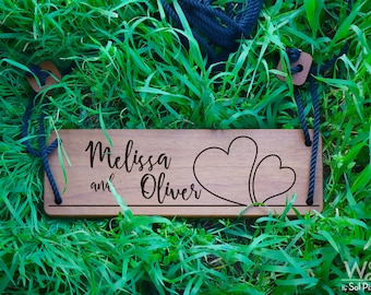 Columpio de árbol de madera - Madera maciza de teca africana - Regalo personalizado - Grabado láser personalizado - Día de boda al aire libre - Fecha e iniciales - Corazones